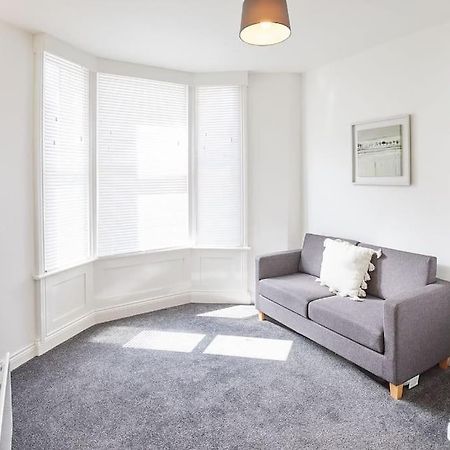Apt 1 - Queens Court Scarborough Bagian luar foto