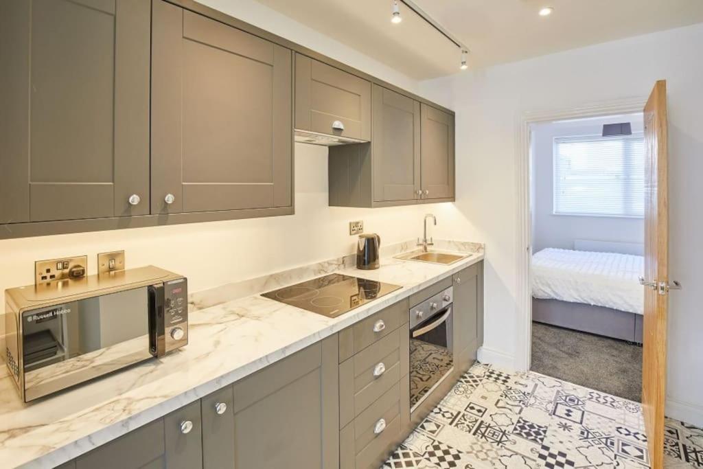 Apt 1 - Queens Court Scarborough Bagian luar foto