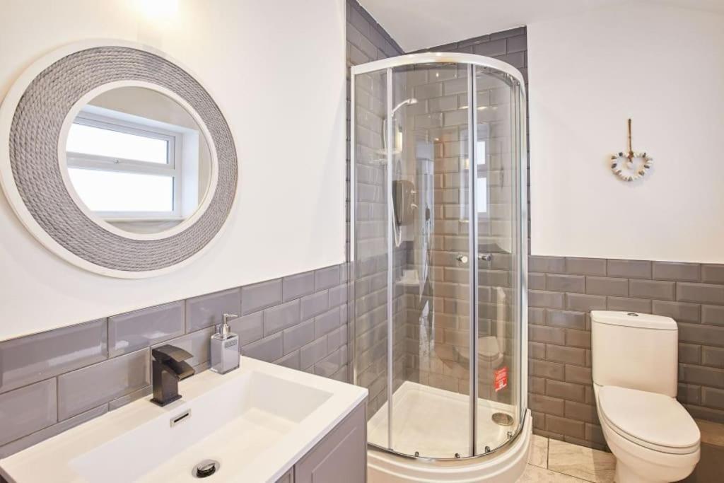 Apt 1 - Queens Court Scarborough Bagian luar foto