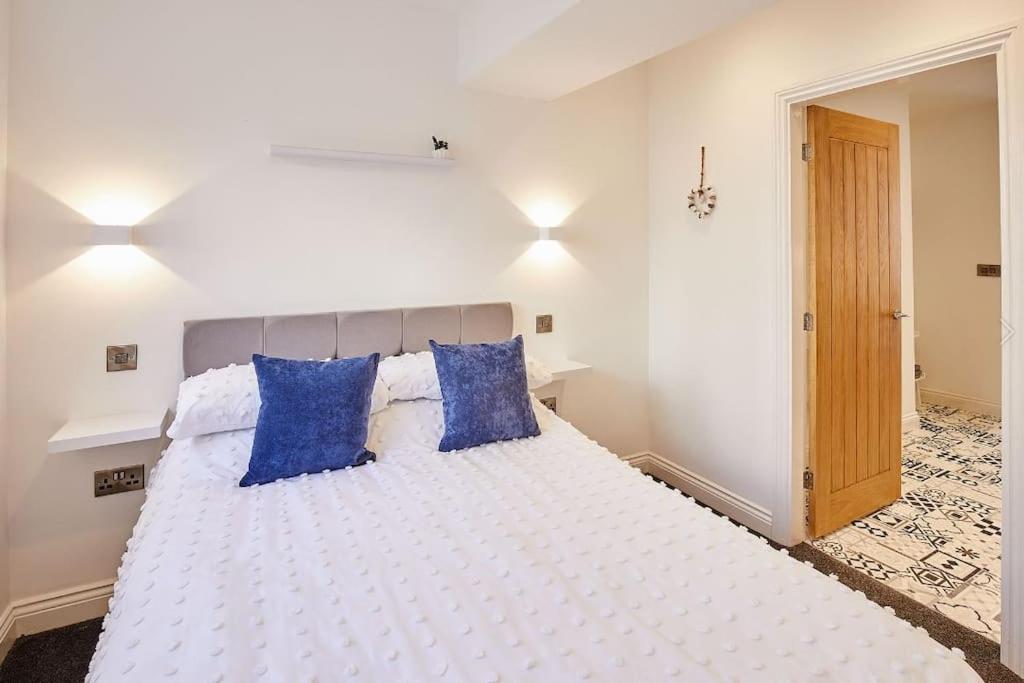 Apt 1 - Queens Court Scarborough Bagian luar foto