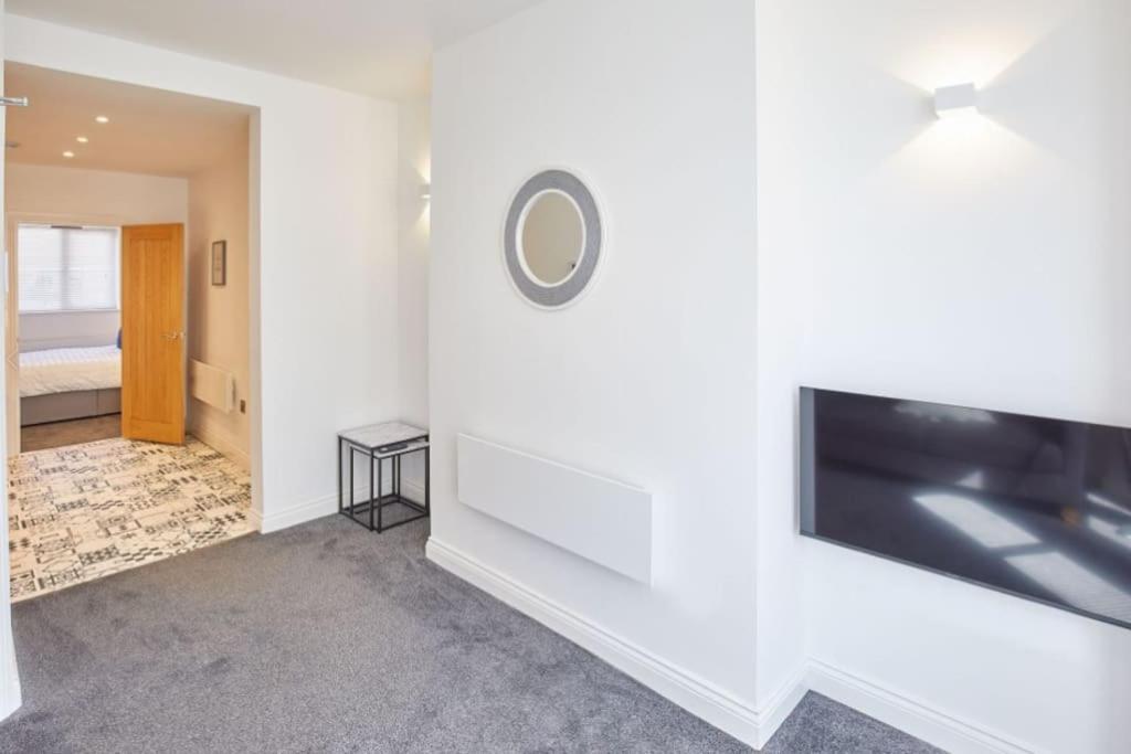 Apt 1 - Queens Court Scarborough Bagian luar foto