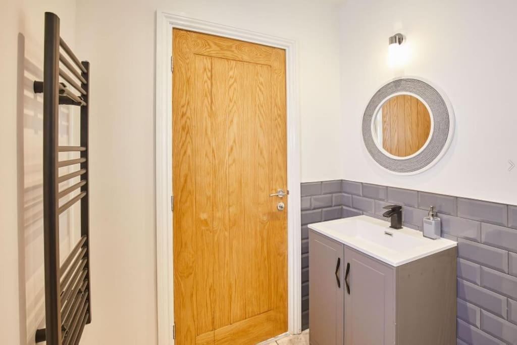 Apt 1 - Queens Court Scarborough Bagian luar foto