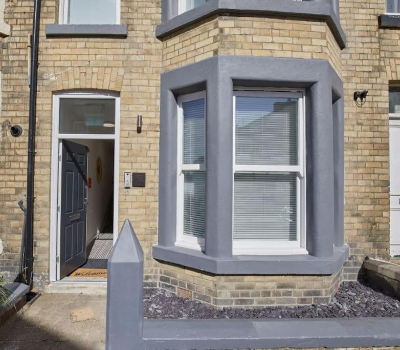 Apt 1 - Queens Court Scarborough Bagian luar foto