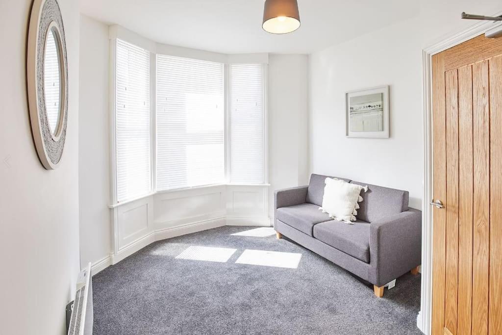 Apt 1 - Queens Court Scarborough Bagian luar foto
