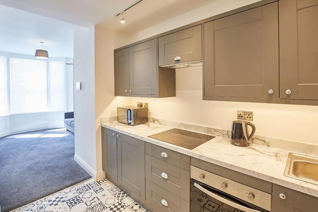 Apt 1 - Queens Court Scarborough Bagian luar foto